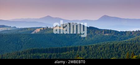Majestätischen Sonnenuntergang inmitten der Berge. Karpaten, Ukraine. Stockfoto