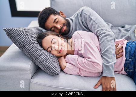 Mann und Frau, die auf dem Sofa liegen und zu Hause schlafen Stockfoto
