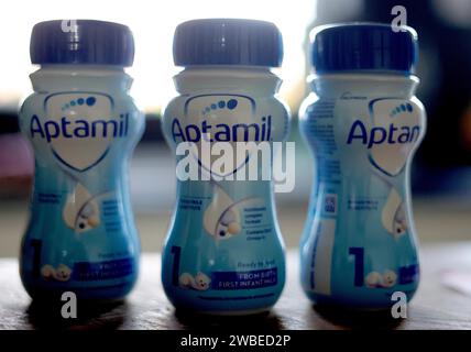 Image ©Lizenzierung an Parsons Media. 10/01/2024. London, Vereinigtes Königreich. Aptamil Formula Milchpreis Reduziert. Danone wird den Preis für den Verkauf von Aptamil Babynahrung an Einzelhändler ab Montag um bis zu 7 % senken, nachdem die Hersteller kritisiert wurden, britische Familien „ausbeuten“ zu wollen. Foto von Andrew Parsons / Parsons Media Stockfoto