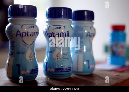 London, Vereinigtes Königreich. 10/01/2024. Aptamil Formula Milchpreis Reduziert. Danone wird den Preis für den Verkauf von Aptamil Babynahrung an Einzelhändler ab Montag um bis zu 7 % senken, nachdem die Hersteller kritisiert wurden, britische Familien „ausbeuten“ zu wollen. Foto von Andrew Parsons / Parsons Media Stockfoto