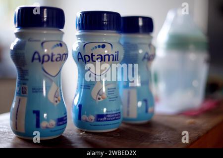 London, Vereinigtes Königreich. 10/01/2024. Aptamil Formula Milchpreis Reduziert. Danone wird den Preis für den Verkauf von Aptamil Babynahrung an Einzelhändler ab Montag um bis zu 7 % senken, nachdem die Hersteller kritisiert wurden, britische Familien „ausbeuten“ zu wollen. Foto von Andrew Parsons / Parsons Media Stockfoto