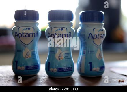 London, Vereinigtes Königreich. 10/01/2024. Aptamil Formula Milchpreis Reduziert. Danone wird den Preis für den Verkauf von Aptamil Babynahrung an Einzelhändler ab Montag um bis zu 7 % senken, nachdem die Hersteller kritisiert wurden, britische Familien „ausbeuten“ zu wollen. Foto von Andrew Parsons / Parsons Media Stockfoto