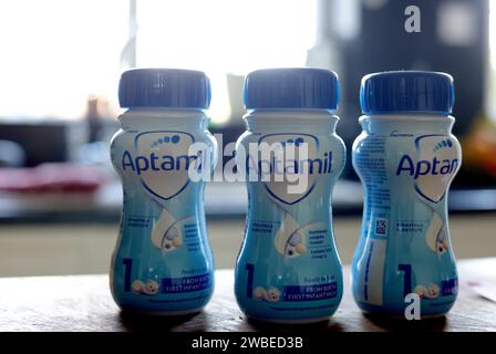 London, Vereinigtes Königreich. 10/01/2024. Aptamil Formula Milchpreis Reduziert. Danone wird den Preis für den Verkauf von Aptamil Babynahrung an Einzelhändler ab Montag um bis zu 7 % senken, nachdem die Hersteller kritisiert wurden, britische Familien „ausbeuten“ zu wollen. Foto von Andrew Parsons / Parsons Media Stockfoto