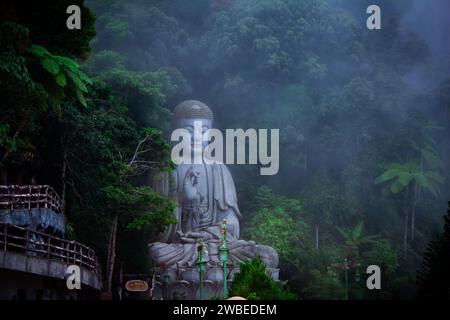 Genting Highlands, Pahang, Malaysia – 1. November 2023: Die große buddha-Statue im Chin Swee Caves Tempel in Genting Highlands, Pahang, Malaysia. Stockfoto