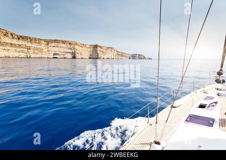 Die Yacht bewegt sich entlang der Küste Stockfoto