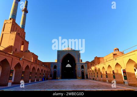 Die Jāmeh-Moschee von Yazd ist die große Gemeinde-Moschee der Stadt Yazd im Iran. Es wurde zwischen 1324 und 1365 wieder aufgebaut und war eines der herausragenden Gebäude des Iran Stockfoto