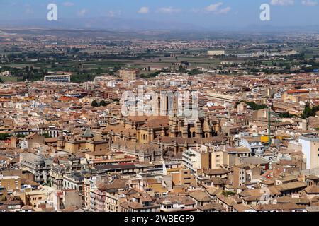 Aus der Vogelperspektive auf die Stadt Granada mit der Kathedrale der Inkarnation im Zentrum, Andalusien, Spanien Stockfoto