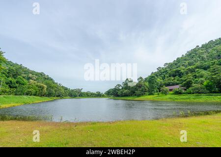 Wunderschöne Landschaft des Wasserreservoirs (genannt Khao Ruak) im Namtok Sam Lan National Park, Saraburi, Thailand. Stockfoto