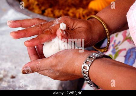 Ukadiche modak – hergestellt aus Reismehl und Kokosnuss-Jaggery-Füllung. indische modak-Festrezepte werden auf ganesh Chaturthi, utsav, zubereitet. Stockfoto