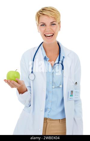 Doktor, Frau im Porträt und Apfel für Gesundheit und Ernährung mit Ernährungswissenschaftler im Studio, Lächeln und Wellness auf weißem Hintergrund. Gesunde Lebensmittel, medizinisch Stockfoto