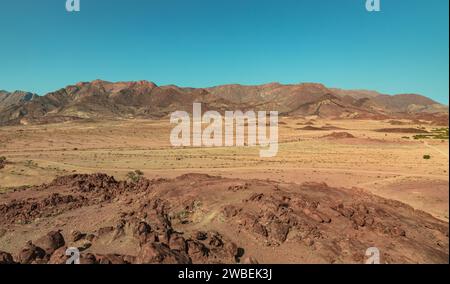 Schotterstraßen schlängeln sich durch ein felsiges Gebiet am Rande der Namib-Wüste im Erongo-Bezirk im Nordwesten Namibias. Stockfoto