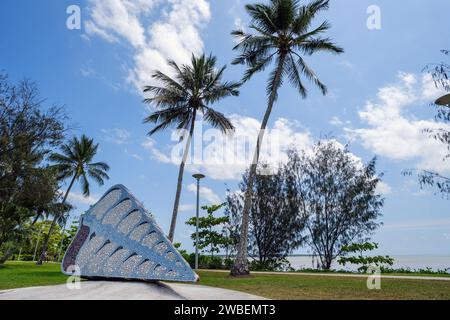 Telescopus, eine große schalenartige Skulptur an der Esplanade in Cairns, Queensland, Australien Stockfoto