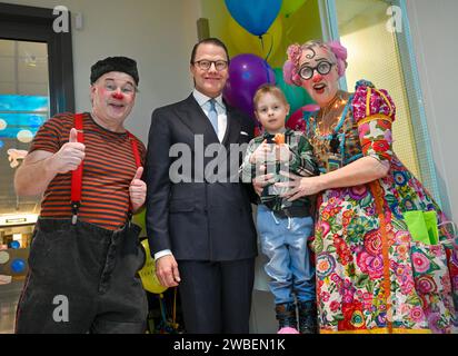 Stockholm, Schweden. Januar 2024. STOCKHOLM 20240110Der Clown Fjodor Drjewski alias Niklas Lindgren, der Patient Lukas Nordstrand und der Clown Gajans alias Eva Riepe empfing Prinz Daniel in Verbindung mit dem Prinzen weihte am Mittwoch die regionale Kinderbetreuungsabteilung im Kinderkrankenhaus von Astrid Lindgren, Karolinska Universitätskrankenhaus Huddinge, ein. Foto: Jonas Ekströmer/TT/Code 10030 Credit: TT News Agency/Alamy Live News Stockfoto