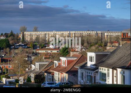 Blick auf soziales und privates Wohnen in der Gegend von Giffnock, Glasgow, Schottland, Großbritannien, Europa Stockfoto