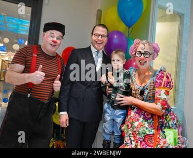 Stockholm, Schweden. Januar 2024. STOCKHOLM 20240110Der Clown Fjodor Drjewski alias Niklas Lindgren, der Patient Lukas Nordstrand und der Clown Gajans alias Eva Riepe empfing Prinz Daniel in Verbindung mit dem Prinzen weihte am Mittwoch die regionale Kinderbetreuungsabteilung im Kinderkrankenhaus von Astrid Lindgren, Karolinska Universitätskrankenhaus Huddinge, ein. Foto: Jonas Ekströmer/TT/Code 10030 Credit: TT News Agency/Alamy Live News Stockfoto