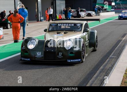 Roger Whitesides Green and Gold, 2009, Morgan Aero Supersport GT3, verlässt die Boxenlinie für den Start des Masters Endurance Legends Race Stockfoto