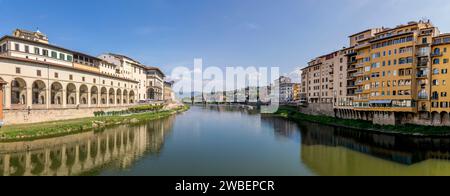 Wunderschöner Panoramablick auf den Lungarni und den Vasari-Korridor von der Ponte Vecchio im historischen Zentrum von Florenz, Italien, an einem sonnigen Tag Stockfoto
