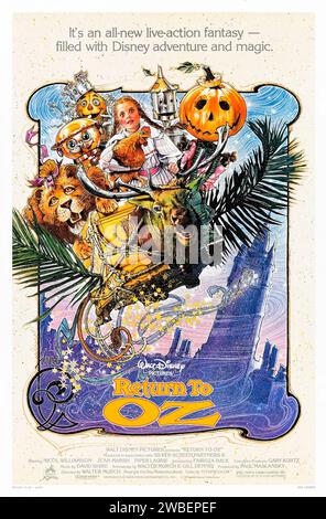 Return to Oz (1985) von Walter Murch mit Fairuza Balk, Nicol Williamson und Jean Marsh. Dorothy, von einem mysteriösen Mädchen vor einem psychiatrischen Experiment gerettet, wird irgendwie zurück nach Oz gerufen, als eine eitle Hexe und der Nome-König alles zerstören, was das magische Land schön macht. Foto eines Original-Posters aus dem Jahr 1985 mit einem Blatt aus dem US-Format mit einem Kunstwerk von Drew Struzan. ***NUR FÜR REDAKTIONELLE ZWECKE*** Guthaben: BFA/Walt Disney Studios Stockfoto