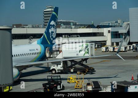 *DATEIFOTO* 10. Januar 2024. Flughafen Los Angeles, USA. Im Gefolge des jüngsten Vorfalls der Alaska Airlines Boeing 737-900 Max, bei dem eine Fluchtstopfen-Tür in 000 Fuß Höhe ausbrach, was zu einer sofortigen Erdung aller Alaska Air B737-900 Max-Flugzeuge führte, hat die Fluggesellschaft auch alle B737-800 Max-Flugzeuge geerdet und lose Bolzen gesichtet. an dem der Steckertyp für befestigt ist. ABGEBILDET: Alaska Airlines Boeing 737-800 Max Flugzeug auf dem Rollfeld des Los Angeles International Airport (LAX). Foto Datum: 25. September 2023. Quelle: Colin D Fisher/Alamy Live News. Stockfoto