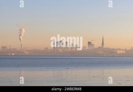 Ein malerischer Blick auf die Skyline von Tallinn in Estland mit dicker Smogschicht, Konzept der Luftverschmutzung Stockfoto