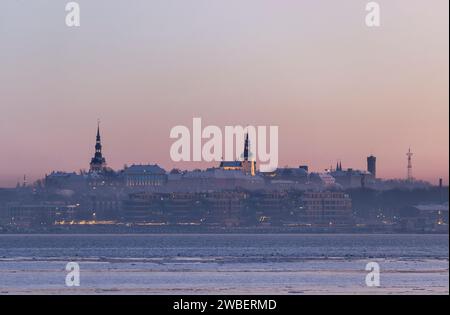 Ein malerischer Blick auf die Skyline der Stadt Tallinn über die Meeresbucht bei Sonnenuntergang Stockfoto