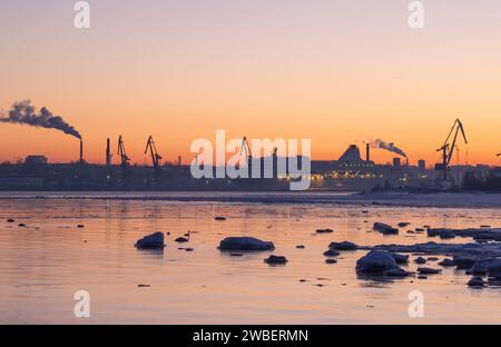 Die Skyline der Stadt Tallinn in Estland mit dem Hafen mit Schiffskränen bei Sonnenuntergang Stockfoto