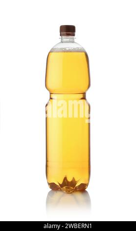 Frisches leichtes Bier in einer Plastikflasche isoliert auf weiß. Stockfoto