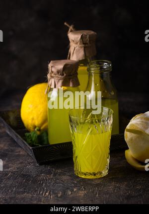 Traditioneller italienischer Limoncello oder Zitronenlikör Stockfoto