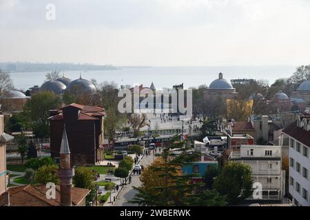 Istanbul, Türkei - 11. Dezember 2023: Blick vom Dach auf das historische Viertel Sultanahmet in Istanbul. Stockfoto