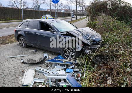 Leipzig - Audi kommt von B87 ab, fallen Baum und kracht in Elektrokasten - ein Schwerverletzter 07.01.2024 gegen 13 Uhr Leipzig, Adenauerallee B87 zu einem schweren Unfall kam es am Sonntagmittag gegen 13 Uhr auf der Adenauerallee B87 in Leipzig. Nach ersten Angaben der Polizei war der Fahrer eines Audis auf der B87 stadteinwärts unterwegs, als er vermutlich aufgrund zu hoher Geschwindigkeit in einer leichten Linkskurve nach rechts abkam, einen dicken Baum am Straßenrand fällte und anschließend gegen einen Elektrokasten knallte. Der Fahrer wurde schwer verletzt und kam mit dem Rettungsdienst in Stockfoto