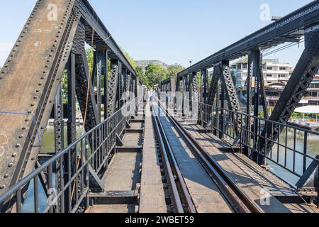 Touristen auf der Brücke über den Fluss Kwai, Kanchanaburi, Thailand. Stockfoto