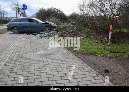 Leipzig - Audi kommt von B87 ab, fallen Baum und kracht in Elektrokasten - ein Schwerverletzter 07.01.2024 gegen 13 Uhr Leipzig, Adenauerallee B87 zu einem schweren Unfall kam es am Sonntagmittag gegen 13 Uhr auf der Adenauerallee B87 in Leipzig. Nach ersten Angaben der Polizei war der Fahrer eines Audis auf der B87 stadteinwärts unterwegs, als er vermutlich aufgrund zu hoher Geschwindigkeit in einer leichten Linkskurve nach rechts abkam, einen dicken Baum am Straßenrand fällte und anschließend gegen einen Elektrokasten knallte. Der Fahrer wurde schwer verletzt und kam mit dem Rettungsdienst in Stockfoto