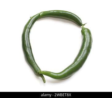 Buchstabe O, Zahl 0, kreisförmiger Rahmen aus grüner Chili-Paprika alphabetischer Buchstabe für Texte, Enzyklopädien, Kochbuch, Kochbücher, Buchstaben isoliert Stockfoto