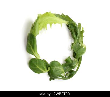 Zahl 0, Buchstabe O, Kreisrahmen aus grünem Salat alphabetischer ABC-Großbuchstabe für Texte, Enzyklopädien, Kochbuch, Kochbücher, Buchstaben isoliert Stockfoto