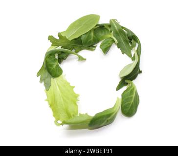 Zahl 0, Buchstabe O, Kreisrahmen aus grünem Salat alphabetischer ABC-Großbuchstabe für Texte, Enzyklopädien, Kochbuch, Kochbücher, Buchstaben isoliert Stockfoto