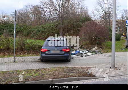 Leipzig - Audi kommt von B87 ab, fallen Baum und kracht in Elektrokasten - ein Schwerverletzter 07.01.2024 gegen 13 Uhr Leipzig, Adenauerallee B87 zu einem schweren Unfall kam es am Sonntagmittag gegen 13 Uhr auf der Adenauerallee B87 in Leipzig. Nach ersten Angaben der Polizei war der Fahrer eines Audis auf der B87 stadteinwärts unterwegs, als er vermutlich aufgrund zu hoher Geschwindigkeit in einer leichten Linkskurve nach rechts abkam, einen dicken Baum am Straßenrand fällte und anschließend gegen einen Elektrokasten knallte. Der Fahrer wurde schwer verletzt und kam mit dem Rettungsdienst in Stockfoto