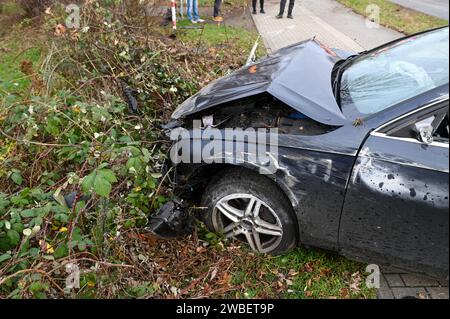 Leipzig - Audi kommt von B87 ab, fallen Baum und kracht in Elektrokasten - ein Schwerverletzter 07.01.2024 gegen 13 Uhr Leipzig, Adenauerallee B87 zu einem schweren Unfall kam es am Sonntagmittag gegen 13 Uhr auf der Adenauerallee B87 in Leipzig. Nach ersten Angaben der Polizei war der Fahrer eines Audis auf der B87 stadteinwärts unterwegs, als er vermutlich aufgrund zu hoher Geschwindigkeit in einer leichten Linkskurve nach rechts abkam, einen dicken Baum am Straßenrand fällte und anschließend gegen einen Elektrokasten knallte. Der Fahrer wurde schwer verletzt und kam mit dem Rettungsdienst in Stockfoto