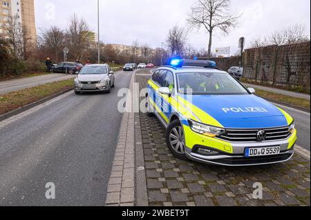 Leipzig - Audi kommt von B87 ab, fallen Baum und kracht in Elektrokasten - ein Schwerverletzter 07.01.2024 gegen 13 Uhr Leipzig, Adenauerallee B87 zu einem schweren Unfall kam es am Sonntagmittag gegen 13 Uhr auf der Adenauerallee B87 in Leipzig. Nach ersten Angaben der Polizei war der Fahrer eines Audis auf der B87 stadteinwärts unterwegs, als er vermutlich aufgrund zu hoher Geschwindigkeit in einer leichten Linkskurve nach rechts abkam, einen dicken Baum am Straßenrand fällte und anschließend gegen einen Elektrokasten knallte. Der Fahrer wurde schwer verletzt und kam mit dem Rettungsdienst in Stockfoto