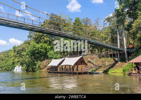 Sai Yok Wasserfall und Hängebrücke auf dem Fluss Kwai, Thailand. Stockfoto