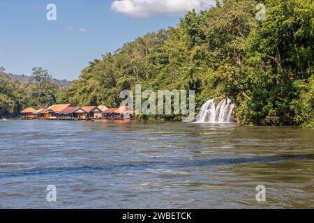 Sai Yok Wasserfall und schwimmendes Dorf am Fluss Kwai Stockfoto