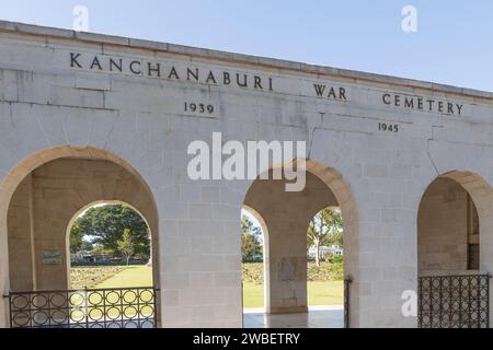 Der Eingang zum Kriegsfriedhof Kanchanaburi für 7.000 Soldaten des Commonwealth und der Niederlande, die als japanische Kriegsgefangene an der Burma Railway arbeiteten. Stockfoto