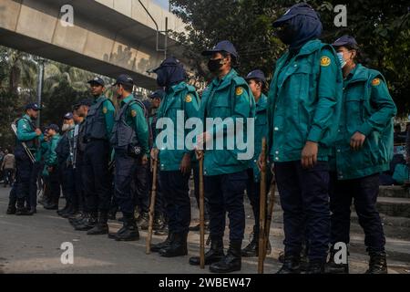 Dhaka, Bangladesch. Januar 2024. Bangladeschische Polizei steht während einer öffentlichen Kundgebung vor dem Suhrawardy Udyan auf Wache. Die Führer und Aktivisten der Awami-Liga versammelten sich in Suhrawardy Udyan, um an einer öffentlichen Kundgebung teilzunehmen, die zum Gedenken an den historischen Homecoming-Tag des Vaters der Nation, Bangabandhu Scheich Mujibur Rahman, organisiert wurde. Quelle: SOPA Images Limited/Alamy Live News Stockfoto