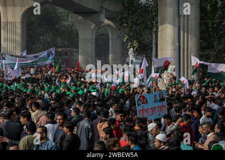 Dhaka, Bangladesch. Januar 2024. Demonstranten kommen mit Partybannern und -Fahnen während einer öffentlichen Kundgebung in Suhrawardy Udyan an an. Die Führer und Aktivisten der Awami-Liga versammelten sich in Suhrawardy Udyan, um an einer öffentlichen Kundgebung teilzunehmen, die zum Gedenken an den historischen Homecoming-Tag des Vaters der Nation, Bangabandhu Scheich Mujibur Rahman, organisiert wurde. Quelle: SOPA Images Limited/Alamy Live News Stockfoto