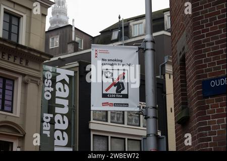 "No Smoking Cannabis in public"-Schild im Rotlichtviertel von Amsterdam Stockfoto