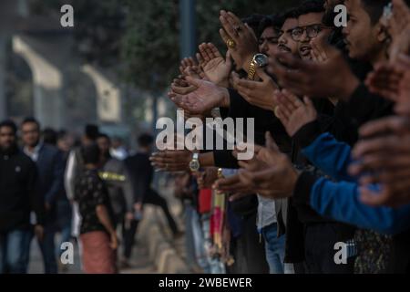 Dhaka, Bangladesch. Januar 2024. Anhänger der amtierenden Awami-Liga in Bangladesch sahen bei einer öffentlichen Kundgebung in Suhrawardy Udyan Slogans und Klatschen. Die Führer und Aktivisten der Awami-Liga versammelten sich in Suhrawardy Udyan, um an einer öffentlichen Kundgebung teilzunehmen, die zum Gedenken an den historischen Homecoming-Tag des Vaters der Nation, Bangabandhu Scheich Mujibur Rahman, organisiert wurde. (Foto: Sazzad Hossain/SOPA Images/SIPA USA) Credit: SIPA USA/Alamy Live News Stockfoto