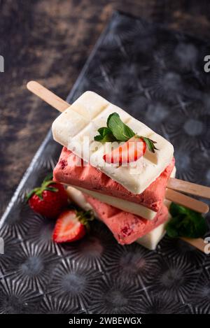 Erdbeereis Eis Eis Eis mit Minze Stockfoto