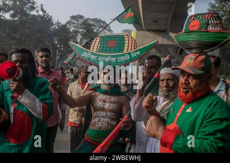 Anhänger der amtierenden Partei der Awami-Liga in Bangladesch singen und tragen während einer öffentlichen Kundgebung das Wahlsymbolboot der Partei auf dem Kopf. Die Führer und Aktivisten der Awami-Liga versammelten sich in Suhrawardy Udyan, um an einer öffentlichen Kundgebung teilzunehmen, die zum Gedenken an den historischen Homecoming-Tag des Vaters der Nation, Bangabandhu Scheich Mujibur Rahman, organisiert wurde. (Foto: Sazzad Hossain / SOPA Images/SIPA USA) Stockfoto