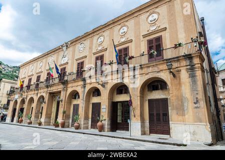 Fassade des Rathauses von Monreale in der Altstadt von Monreale, Palermo, Sizilien, Italien Stockfoto