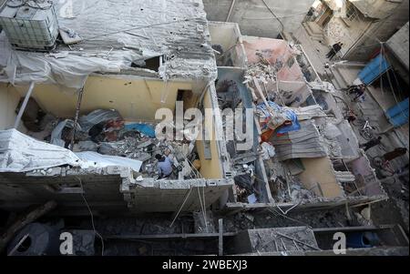 Rafah, Gaza. Januar 2024. Palästinenser untersuchen die Schäden am Ort eines israelischen Streiks auf ein Haus in Rafah im südlichen Gazastreifen am Mittwoch, den 10. Januar 2024. Mehr als 20.000 Palästinenser sind während des israelisch-Gaza-Konflikts ums Leben gekommen. US-Außenminister Antony Blinken ist im Nahen Osten, um sich vor der Ausbreitung des Krieges zu schützen. Foto: Ismael Mohamad/UPI Credit: UPI/Alamy Live News Stockfoto