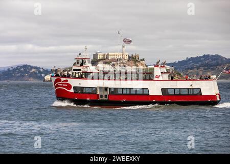 Red And White Fleet Tourist Boat Harbor Queen Segeln Sie An Alcatraz In San Francisco Bay, San Francisco, 24, 2023 Stockfoto